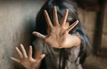 شك في النسب.. أب يحرق ابنته ويتركها بميدان الحصري