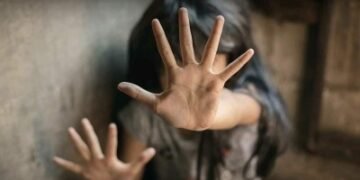 شك في النسب.. أب يحرق ابنته ويتركها بميدان الحصري