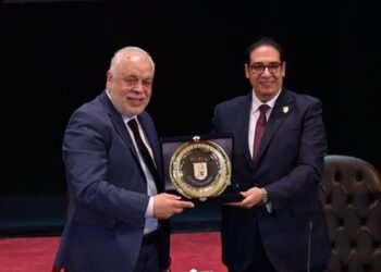 جامعة القاهرة تناقش دور الفن والدراما في تنمية الوعي وتكرم أشرف زكي