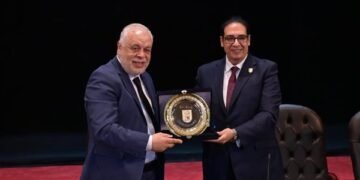 جامعة القاهرة تناقش دور الفن والدراما في تنمية الوعي وتكرم أشرف زكي