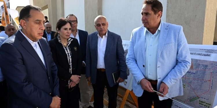 مدبولي: إنشاء 17 تجمعاً تنموياً و6047 بيتاً بدوياً بسيناء