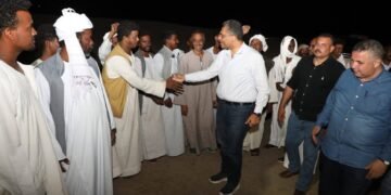 محافظ البحر الأحمر يوجه بحلول فورية لمشكلات أهالي “مرسى حميرة” بالشلاتين