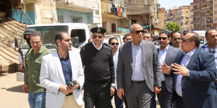 محافظ كفر الشيخ يقود حملة لإزالة الإشغالات ونقل الباعة لسوق ميت علوان