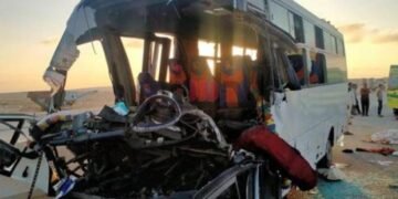 إصابة 25 شخصاً في انقلاب أتوبيس ركاب على طريق قنا سوهاج