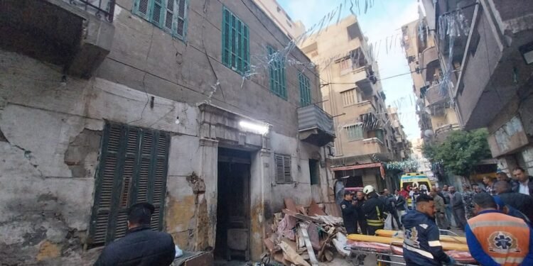 3 وفيات و3 مصابين في انهيار سقف عقار بالإسكندرية