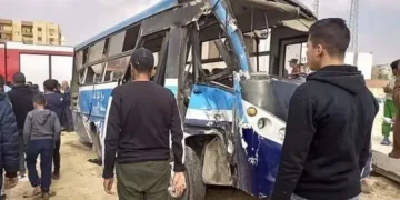 10 مصابين إثر اصطدام ميني باص بعمود إنارة بالقاهرة الجديدة