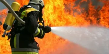 حريق هائل داخل مصنع أحذية في باب الشعرية بالقاهرة