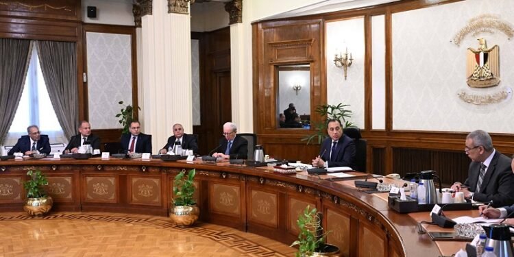 تطوير صناعة الغزل والنسيج واستغلال الأصول محور اجتماع رئيس الوزراء اليوم