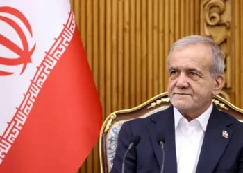 رئيس إيران يحذر من أي حصار بحري على إيران ويؤكد التزام طهران بحرية الملاحة