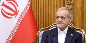 رئيس إيران يحذر من أي حصار بحري على إيران ويؤكد التزام طهران بحرية الملاحة