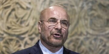 رئيس البرلمان الإيراني: الوفد الأمريكي فشل في كسب ثقة طهران بالمفاوضات