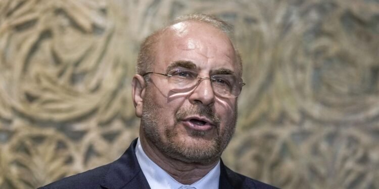 رئيس البرلمان الإيراني: الوفد الأمريكي فشل في كسب ثقة طهران بالمفاوضات