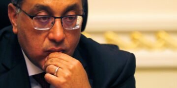 بدء عزاء والد رئيس الوزراء بمسجد المشير طنطاوي وسط حضور رسمي