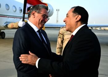 رئيس الوزراء يستقبل نظيره المغربي بمطار القاهرة لتعزيز التعاون الثنائي