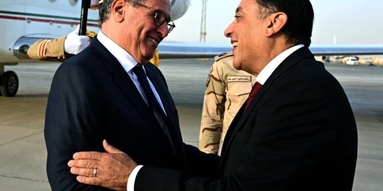 رئيس الوزراء يستقبل نظيره المغربي بمطار القاهرة لتعزيز التعاون الثنائي
