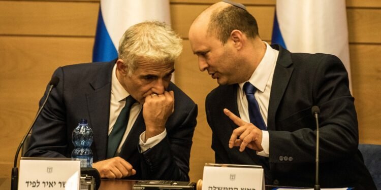 تحالف سياسي جديد بين بينيت ولابيد للإطاحة بنتنياهو في الانتخابات المقبلة