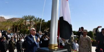 محافظ جنوب سيناء يرفع علم مصر بطابا احتفالًا بذكرى التحرير