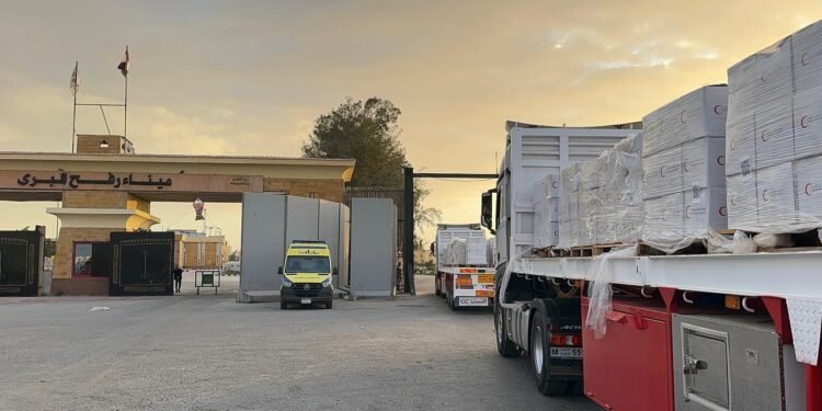 الهلال الأحمر المصري يطلق القافلة 173 إلى قطاع غزة