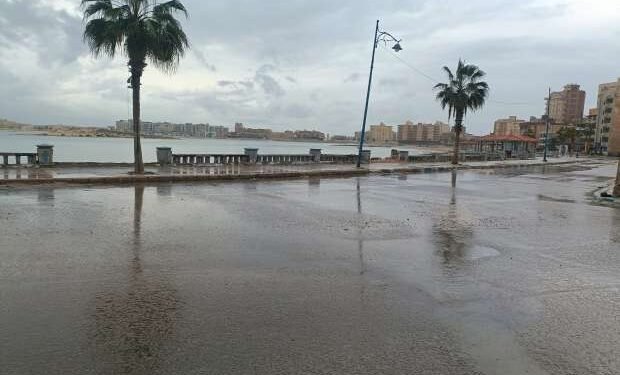 أمطار متفاوتة الشدة تضرب مطروح والأرصاد تحذر من اضطراب الملاحة البحرية