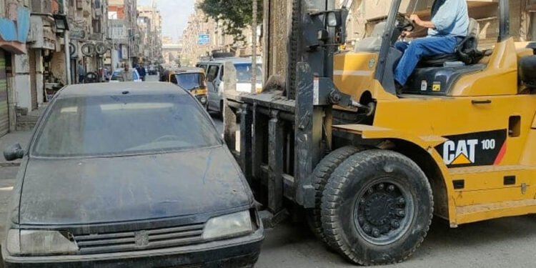 المرور يرفع 40 سيارة ودراجة متهالكة من الشوارع خلال حملة انضباطية