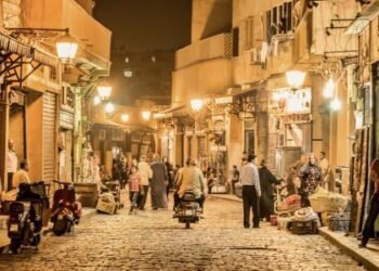 تطهير شوارع المعز وبورسعيد والجيش من إشغالات المقاهي