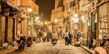 تطهير شوارع المعز وبورسعيد والجيش من إشغالات المقاهي