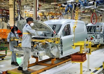 وزير الصناعة: خطة لإنتاج 100 ألف سيارة سنوياً وحوافز استثمارية