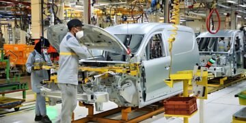 وزير الصناعة: خطة لإنتاج 100 ألف سيارة سنوياً وحوافز استثمارية