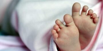 كشف غموض مقتل رضيع بالصف.. الجدة حقنته بالهواء للانتقام