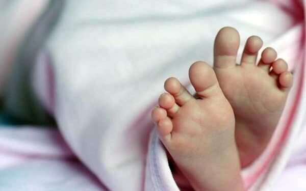 كشف غموض مقتل رضيع بالصف.. الجدة حقنته بالهواء للانتقام