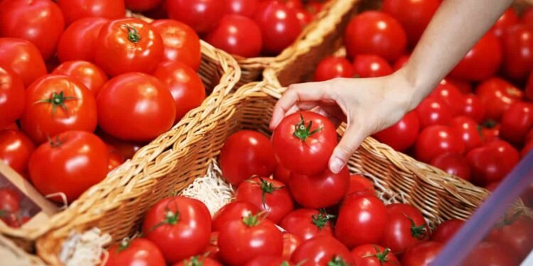 الطماطم بـ 20 جنيهاً في “الجمعات الاستهلاكية” وتقلبات تضرب القطاع الخاص