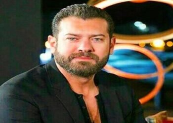 عمرو يوسف يتصدر التريند بصورة من كواليس مسلسله الجديد “الفرنساوي”