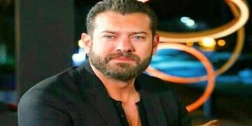 عمرو يوسف يتصدر التريند بصورة من كواليس مسلسله الجديد “الفرنساوي”