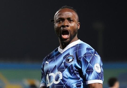 بيراميدز يحتفي بنجمه فيستون ماييلي بعد ثنائيته التاريخية في شباك الأهلي