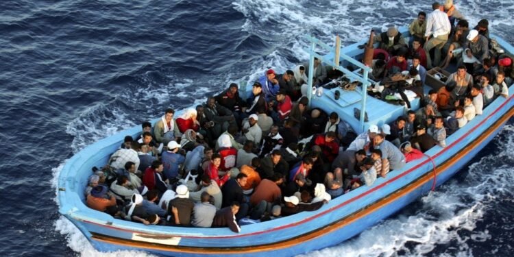 مصرع 38 مهاجراً غير شرعي بينهم مصريون في غرق قارب بليبيا