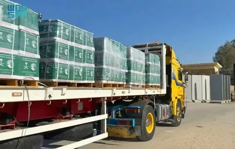 قافلة مساعدات مصرية تضم 181 شاحنة تتجه إلى غزة عبر معبر كرم أبو سالم