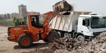 «التنمية المحلية والبيئة» ترفع 80 طن قمامة من العجيزي بطنطا