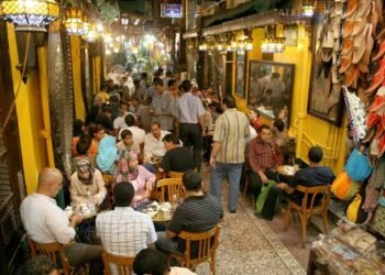 محافظ القاهرة يقرر وقف تراخيص المطاعم والكافيهات في 4 أحياء تراثية