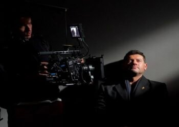 عمرو يوسف يشوق جمهوره ببدلة سوداء من كواليس “الفرنساوي”