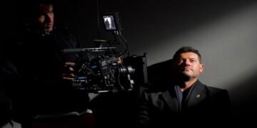 عمرو يوسف يشوق جمهوره ببدلة سوداء من كواليس “الفرنساوي”