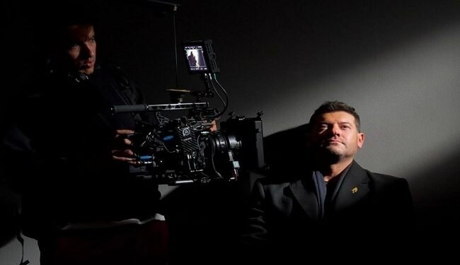 عمرو يوسف يشوق جمهوره ببدلة سوداء من كواليس “الفرنساوي”