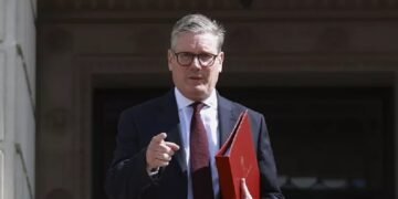 ستارمر وماكرون يؤكدان ضرورة استمرار وقف إطلاق النار في لبنان