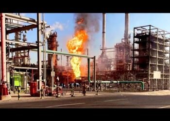 دفاعات الكويت تتصدى لهجوم مسيرات وحرائق بمصفاة ميناء الأحمدي