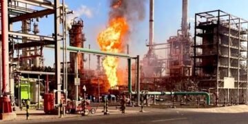 دفاعات الكويت تتصدى لهجوم مسيرات وحرائق بمصفاة ميناء الأحمدي