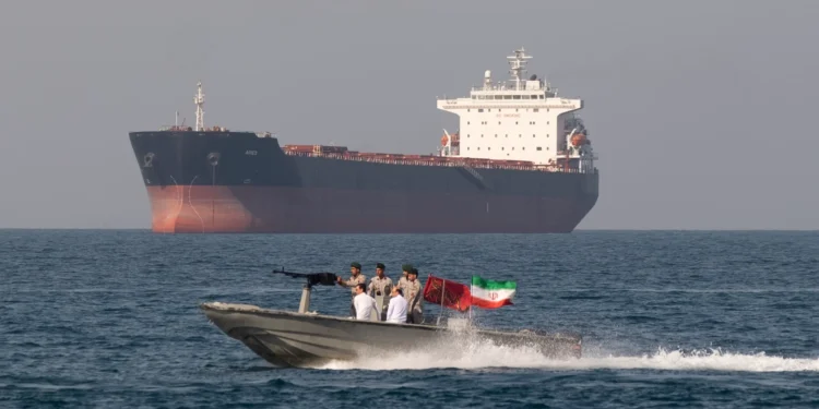 ترامب: إيران طلبت وقف إطلاق النار وواشنطن تربط الرد بفتح هرمز