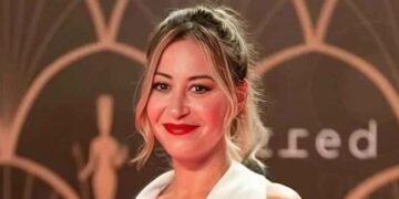 وصول جثمان والد الفنانة منة شلبي إلى مسجد الفاروق بالمعادي استعداداً لصلاة الجنازة