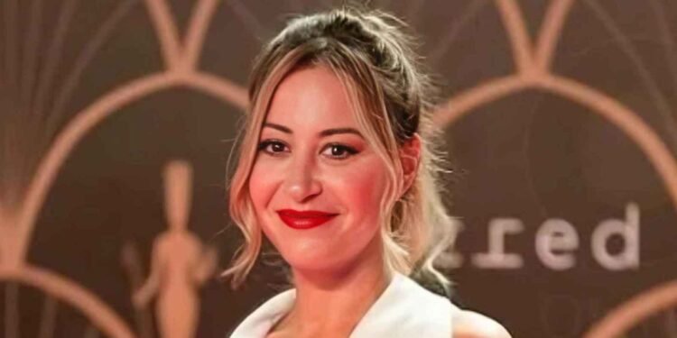 وصول جثمان والد الفنانة منة شلبي إلى مسجد الفاروق بالمعادي استعداداً لصلاة الجنازة