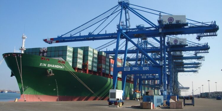 ميناء دمياط يستقبل 12 سفينة ويغادر 16 آخرين  خلال 24 ساعة