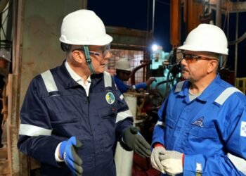 وزير البترول يتفقد حفار عجيبة بالصحراء الغربية