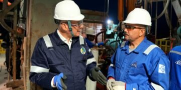 وزير البترول يتفقد حفار عجيبة بالصحراء الغربية